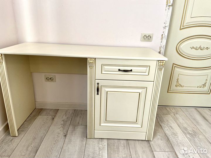 Письменный стол