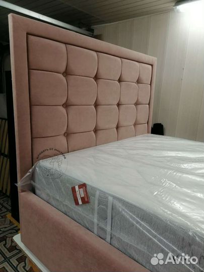 Кровать двухспальная с подьемным механизмом