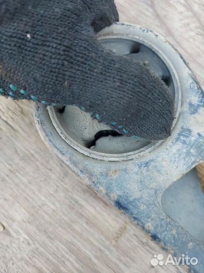 Кронштейн двигателя передний левый Toyota Prius 2