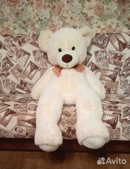 Большой плюшевый медведь