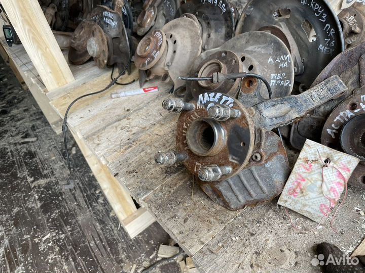 Поворотный кулак левый Chevrolet Lacetti