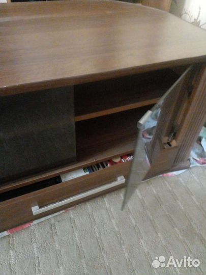 Тумба со стеклянными дверцами