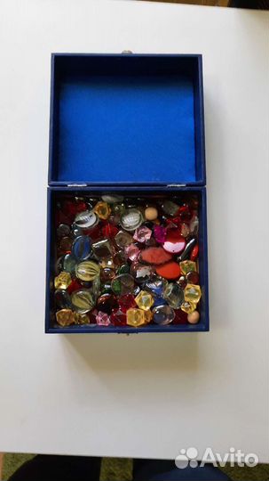 Набор красивых камней в шкатулке
