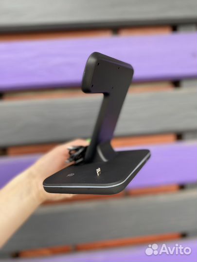 Беспроводная зарядная станция для трех устройств