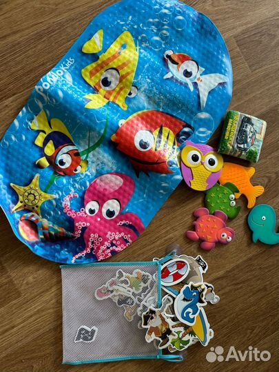 Коврик и игрушки для ванны