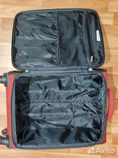 Чемодан на колесах среднего размера