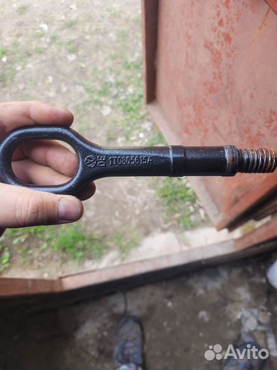 Крюк буксировочный Audi VW 1T0805615A VAG