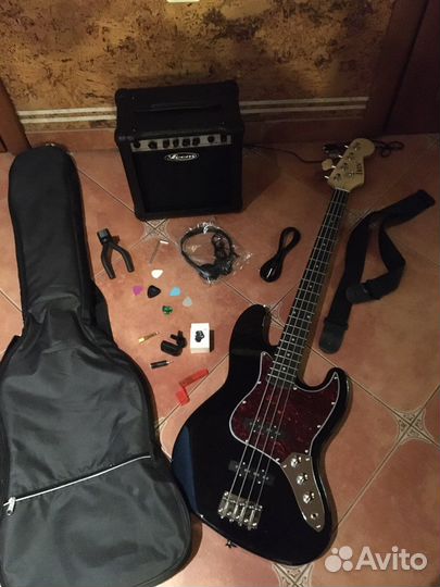 Бас-гитара Jazz Bass с комбо 15Ватт и полный набор