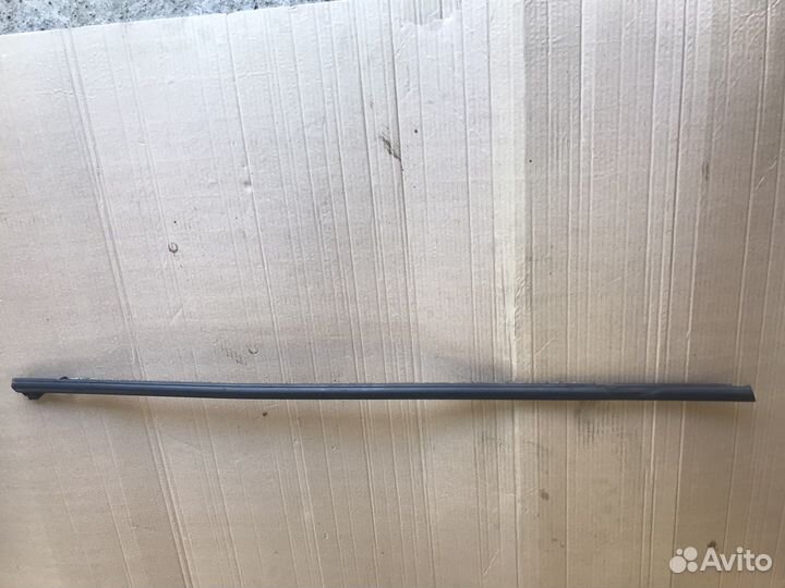 Уплотнитель стекла передней двери Skoda Rapid