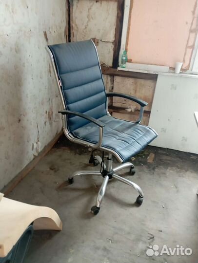 Офисное кожаное кресло