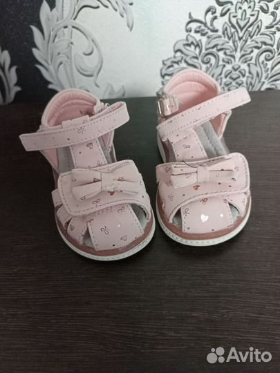 Первая обувь для девочек сандалии 19 размер