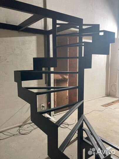 Лестница на металлокаркасе