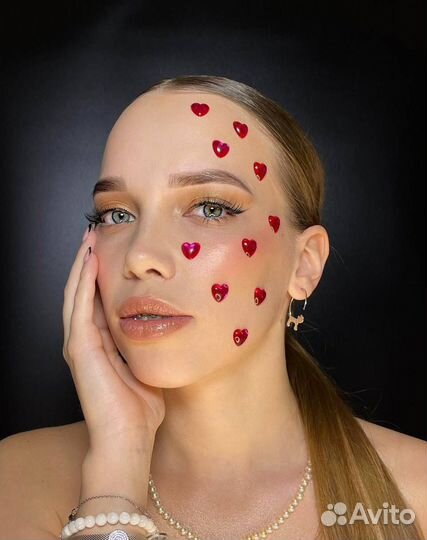 Модель на брови