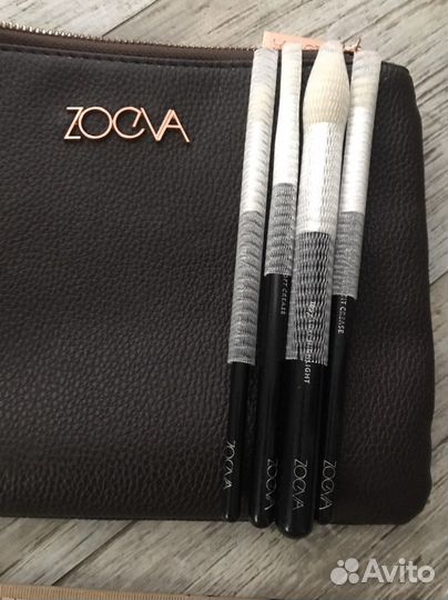 Зеркало, кисти, косметичка