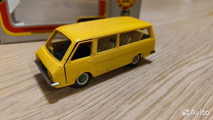 RAF-2203 A18 СССР 1/43 хром бампер, белое днище