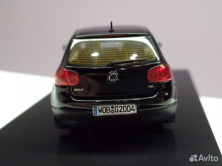 1:43 Volkswagen Golf 5 Black Autoart
