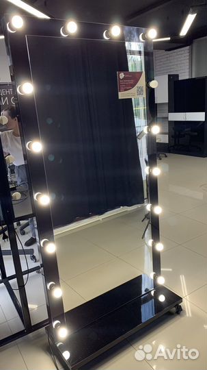 Гримерное зеркало с лампочками