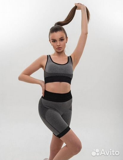 Бесшовный фитнес костюм