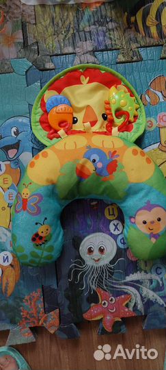 Пакет игрушек и подушка Fisher price