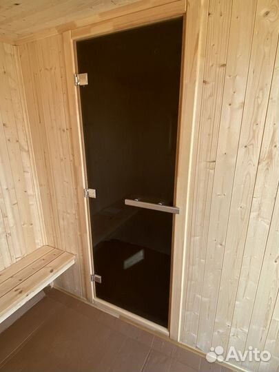 Дверь стеклянная в баню сауну