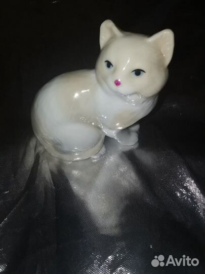 Фарфоровая фигура Кошка