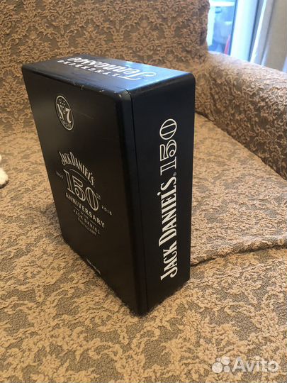 Металлическая коробка от виски