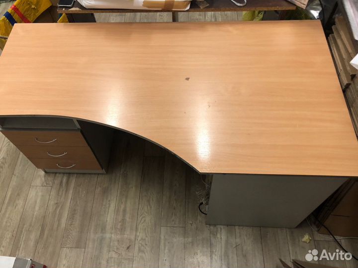 Компьютерный офисный стол