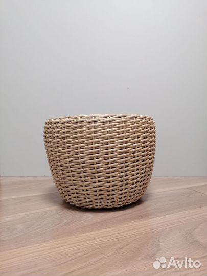 Вазоны и горшки из ротанга для садовых цветов