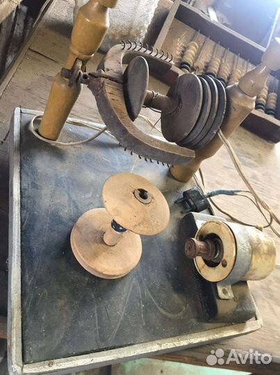 Прялка электрическая и деревянная старинная