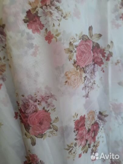 Тюль с цветочным принтом на белом