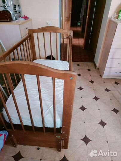 Детская кроватка с маятником и ящиком