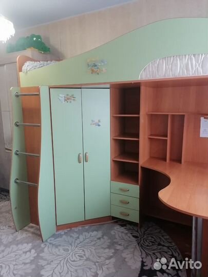 Детская кровать чердак со столом и шкафом