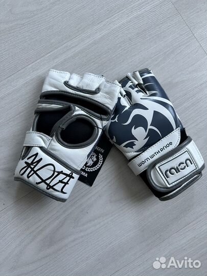 Перчатки с автографом Хабиба Нурмагамедова