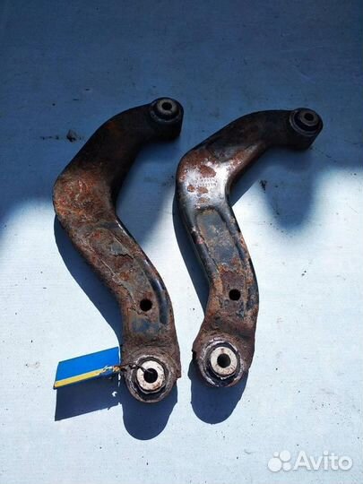 Рычаг левый задний верхний 8E0505323M