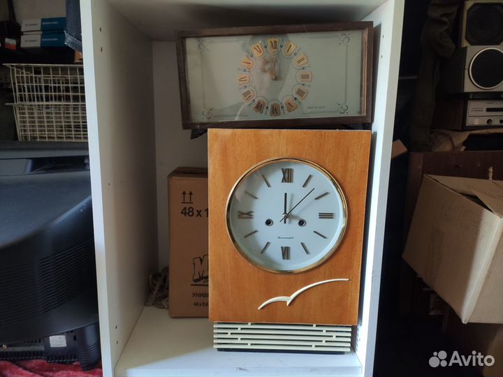 Советские часы, гирлянды, лампа, чемодан, магнитоф