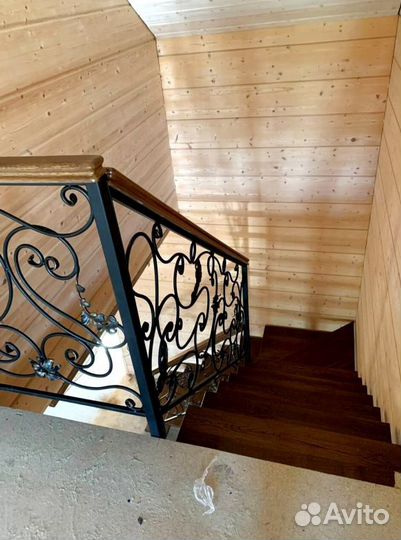 Облицовка лестничного металлокаркаса деревом