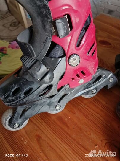 Роликовые коньки и скейтборд