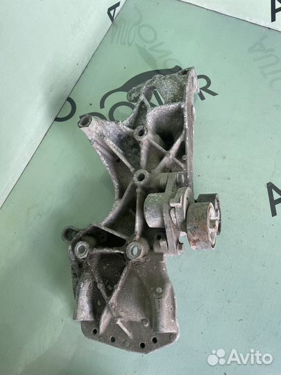 Кронштейн генератора renault