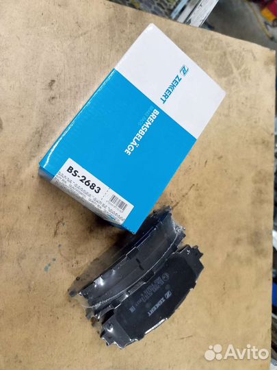 Новые тормозные передние колодки Toyota Corolla