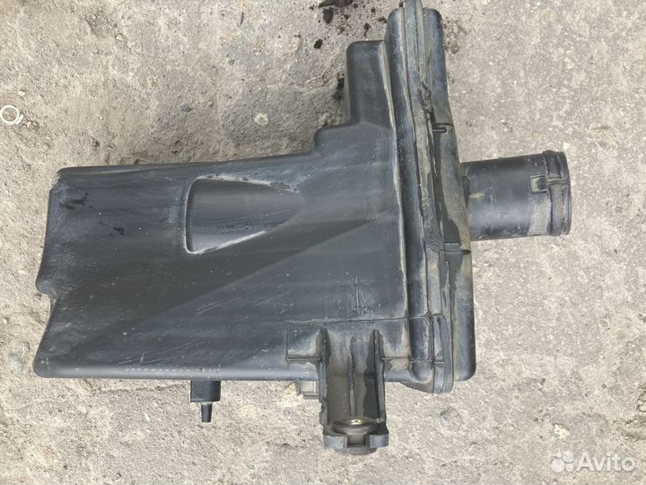 Резонатор воздушного фильтра на Ниссан примера п12