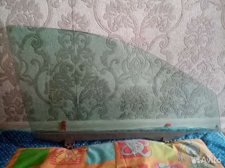 Стекло правое переднее