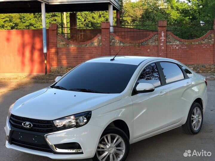 Водитель на легковой автомобиль компании