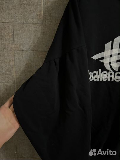 В Наличии balenciaga reversable logo свитшот