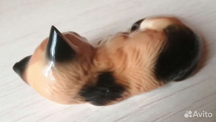 Спящая кошка фарфор
