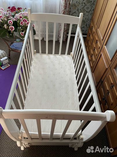 Детская кроватка с маятником и ящиком