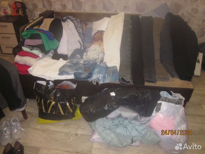 Отдам 5 мешков женских вещей, обувь, сумки