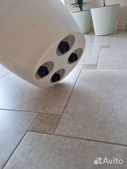 Большой цветочный горшок