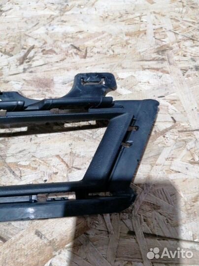 Решетка в бампер (накладка птф) левая Vw Golf 7