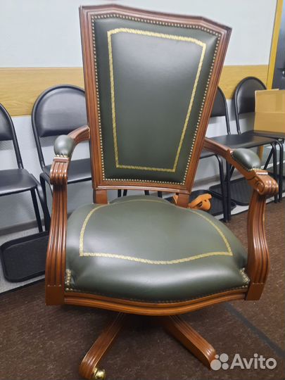 Офисное кожаное кресло руководителя
