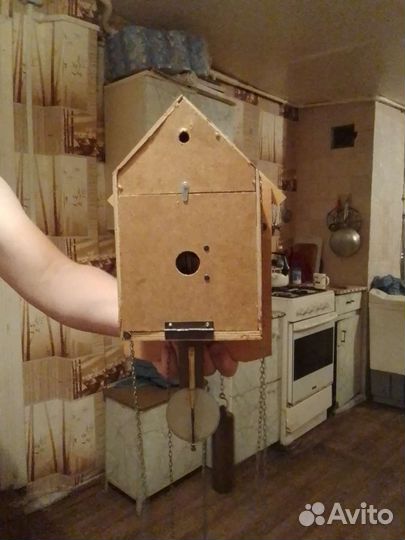 Часы с птичкой